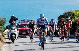 Il Giro corre tra le meraviglie del Gargano