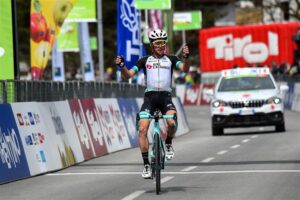 Simon Yates vittorioso all'arrivo