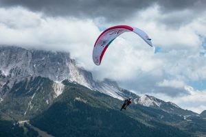 Pilota in volo durante la Red Bull XAlps 2021